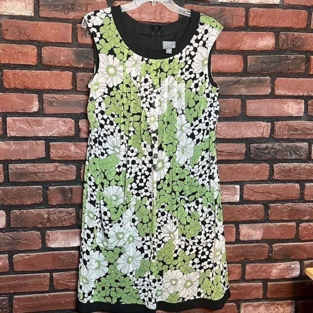 Great summer dress. Pleated top and front pockets.